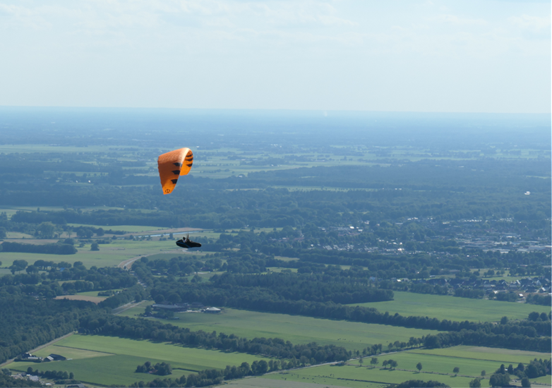 Andre Stoelwinder tijdens het paragliden boven het Vechtdal
